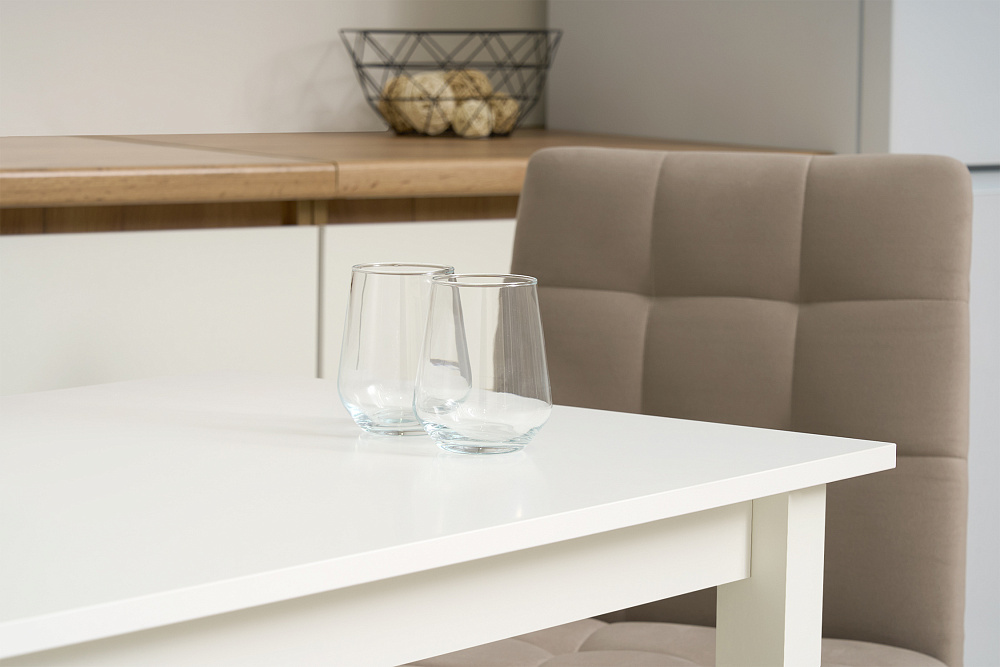 Стол обеденный белый