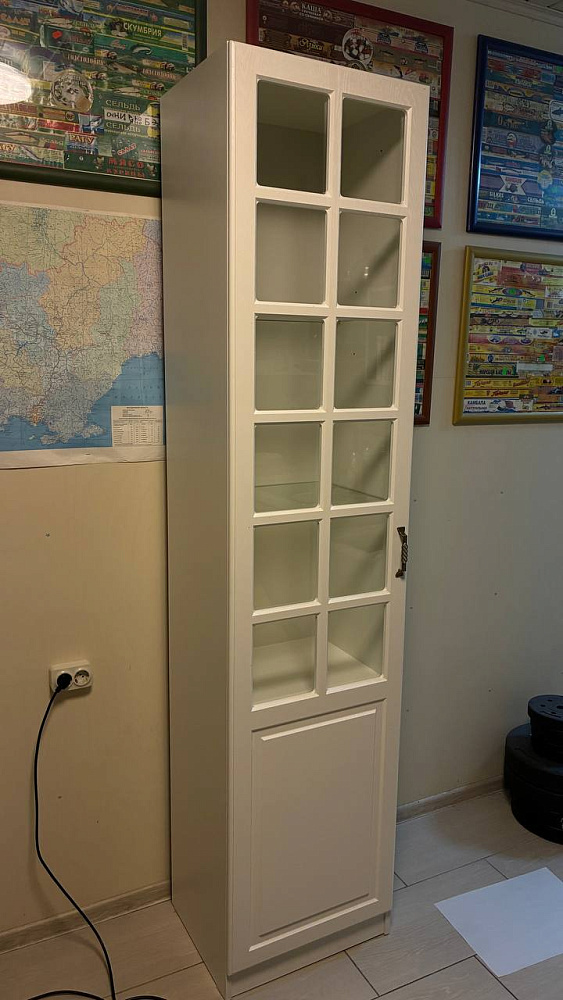 Шкаф-витрина Ливерпуль белый / ясень ваниль