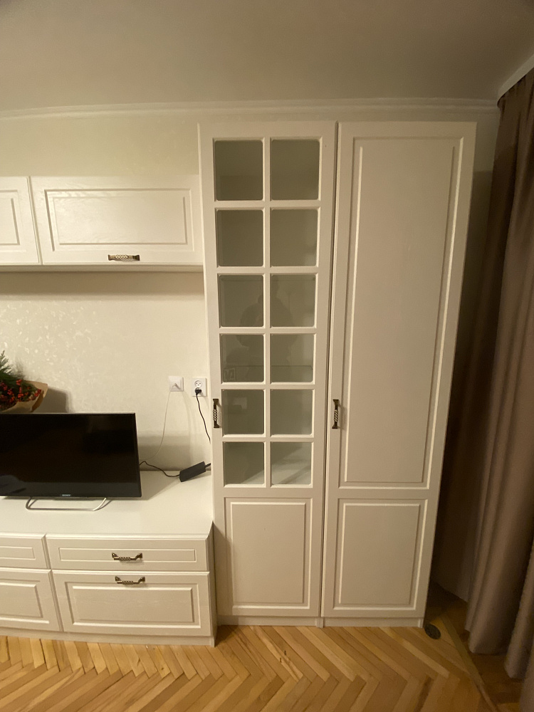 Шкаф-витрина Ливерпуль белый / ясень ваниль