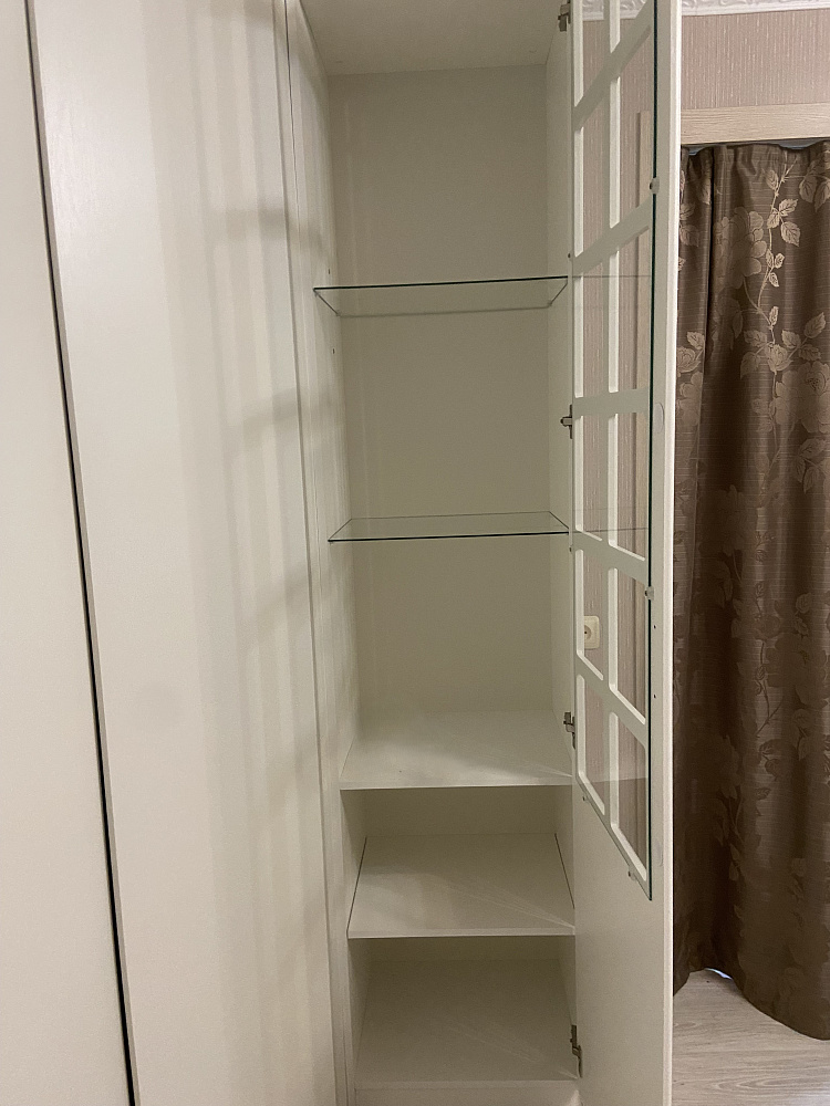 Шкаф-витрина Ливерпуль белый / ясень ваниль