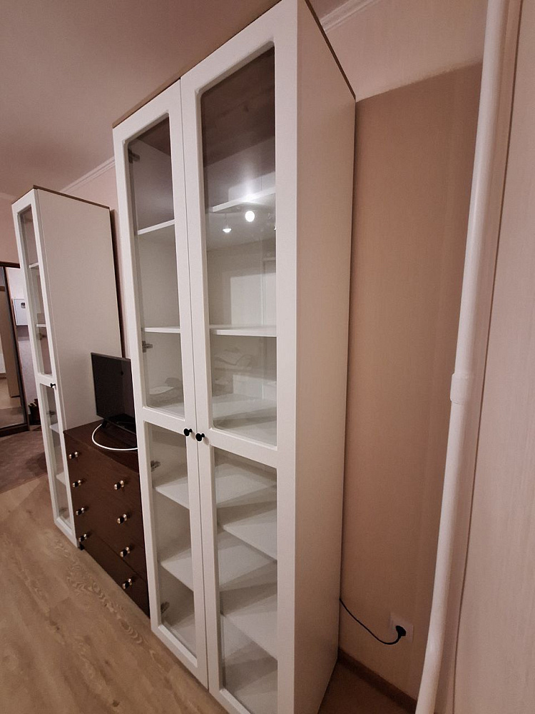 Шкаф-витрина Остин 16.394.02 белый шагрень / дуб крафт золотой