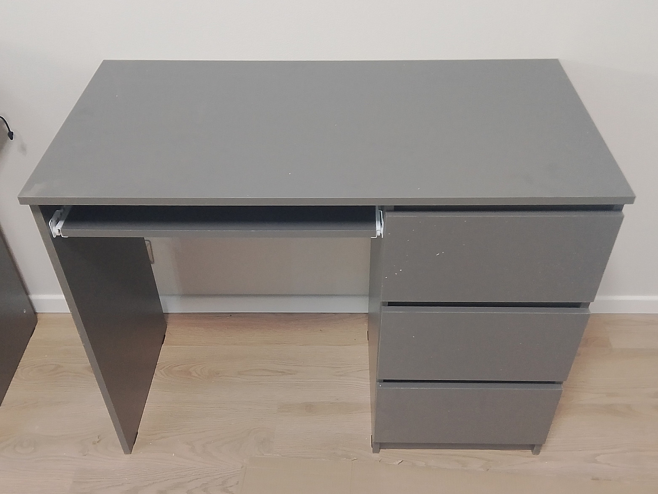 Стол письменный Челси 3 ящика дуб сонома / белый глянец