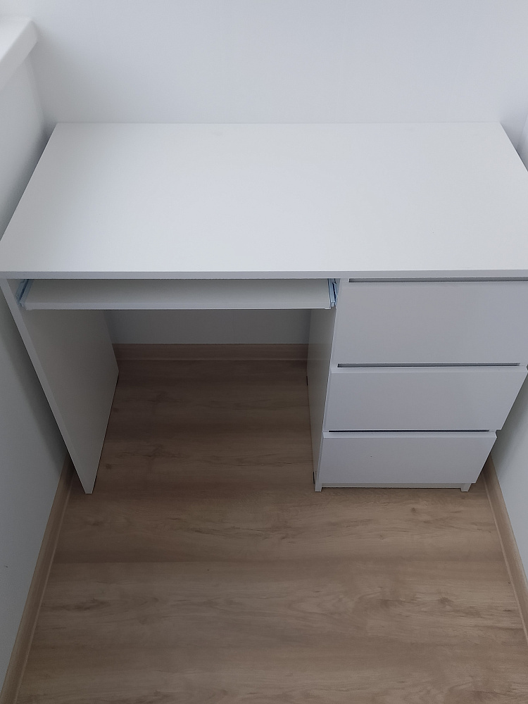 Стол письменный Челси 3 ящика дуб сонома / белый глянец