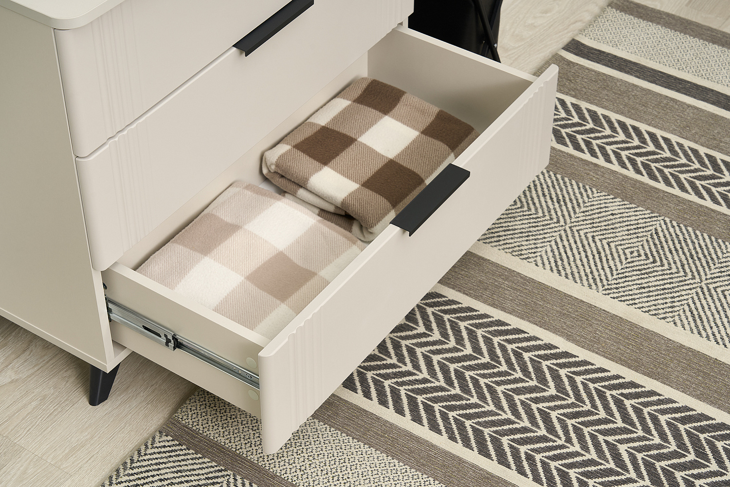 Комод Катрин кашемир / фраппучино матовый