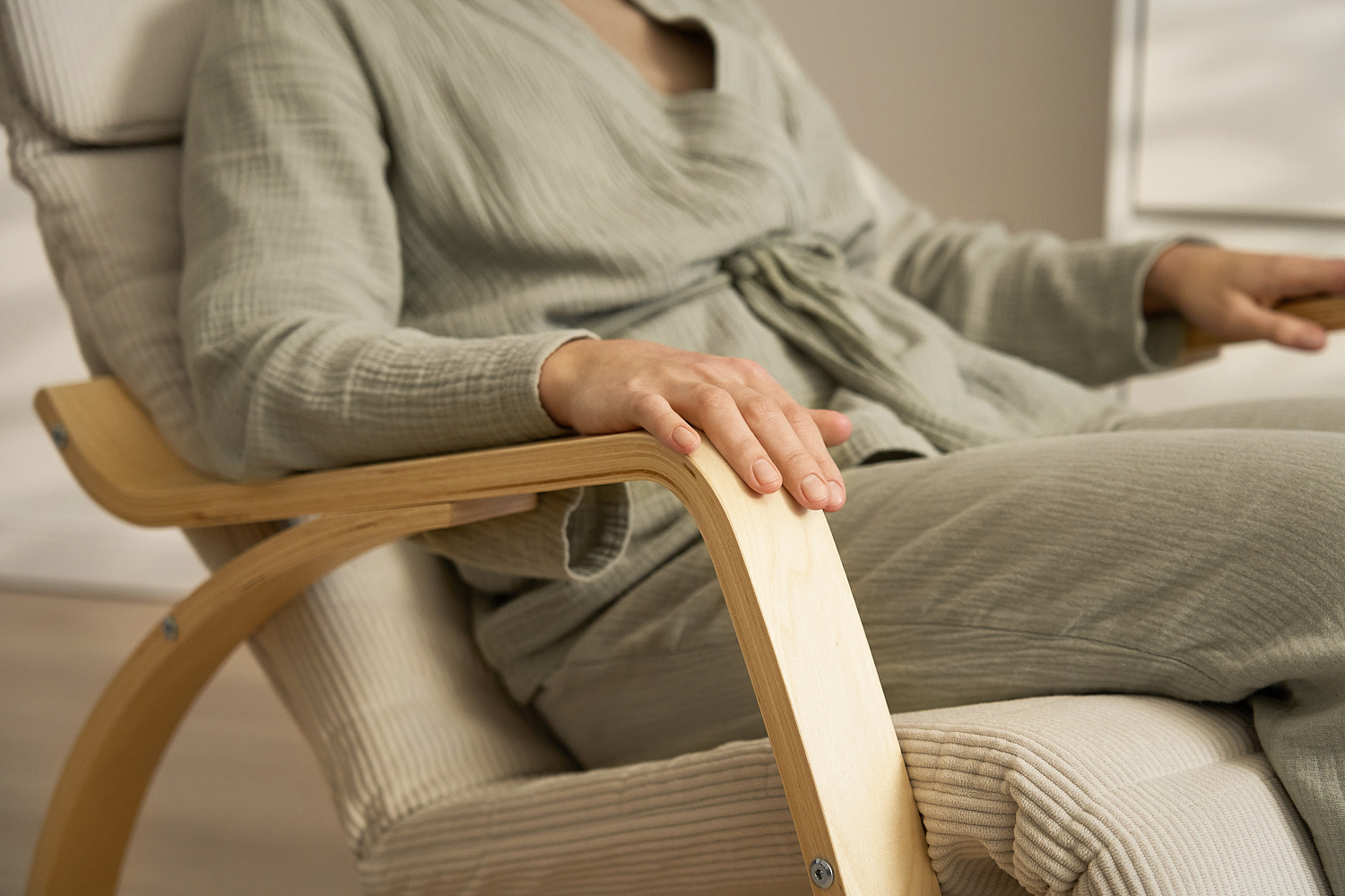 Кресло-качалка реклайнер Ривоя вельвет серый