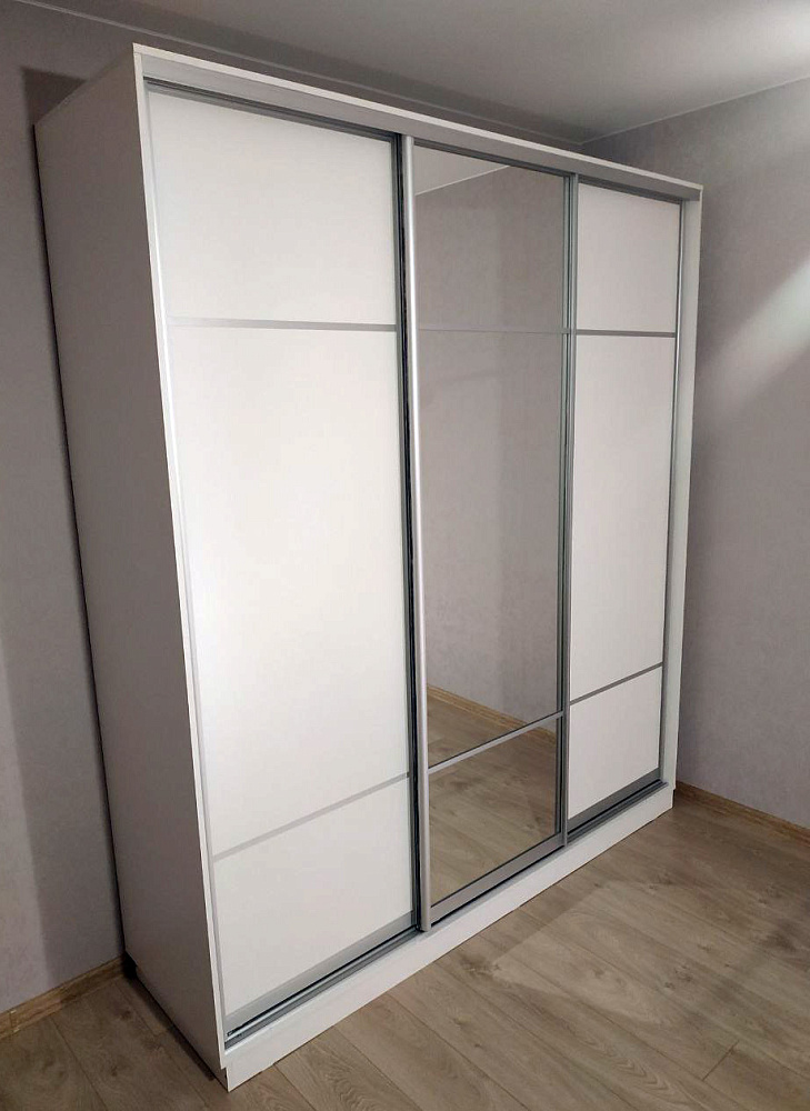 Шкаф-купе трёхдверный Приор с 1 зеркалом белый