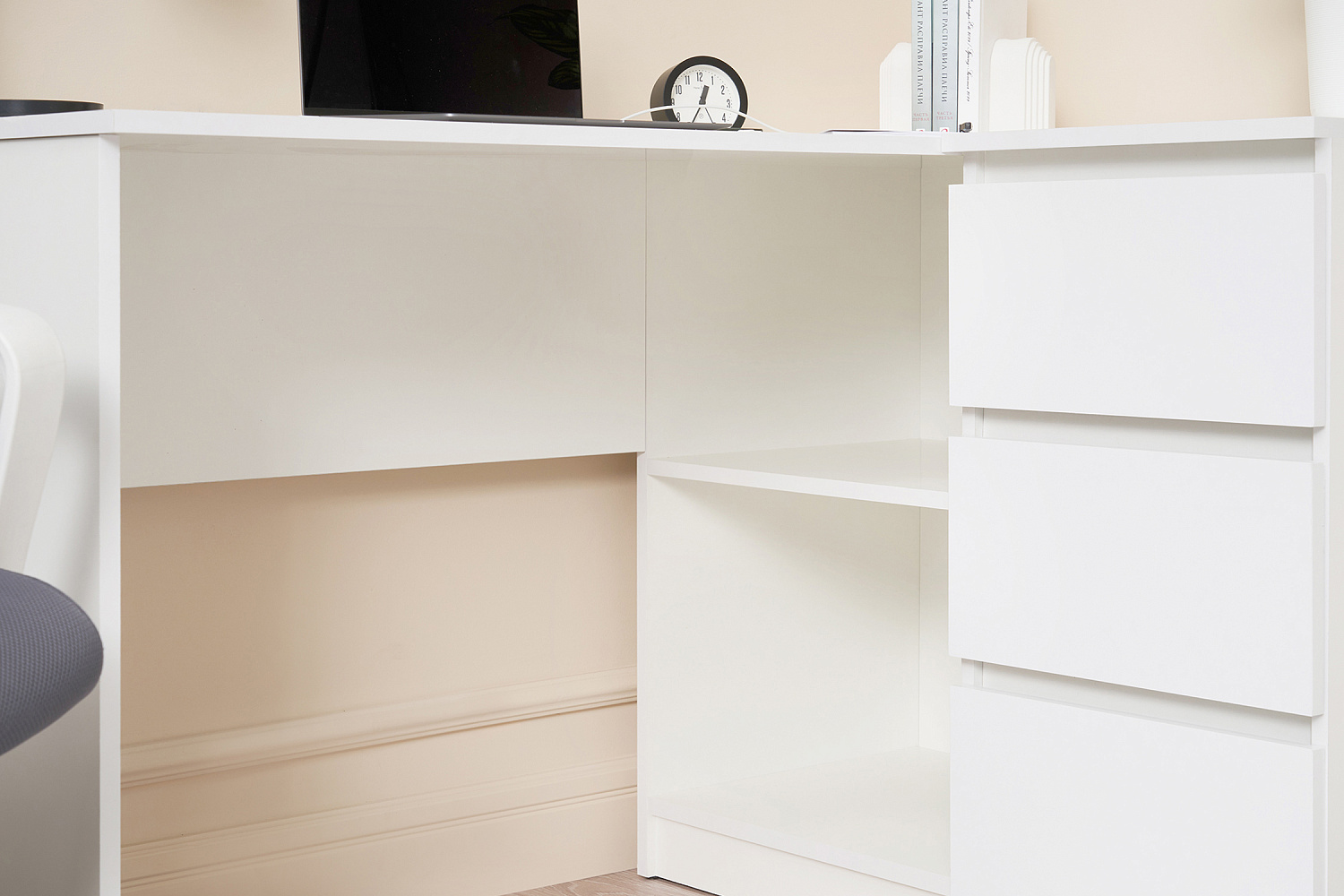 Стол письменный Челси угловой белый / белый глянец