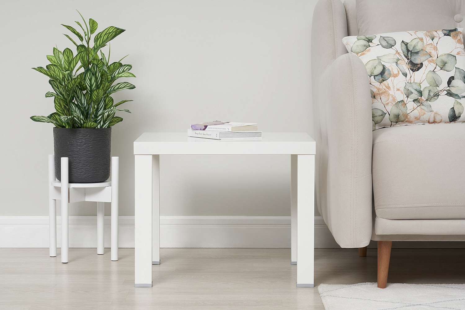 Кофейный столик белый