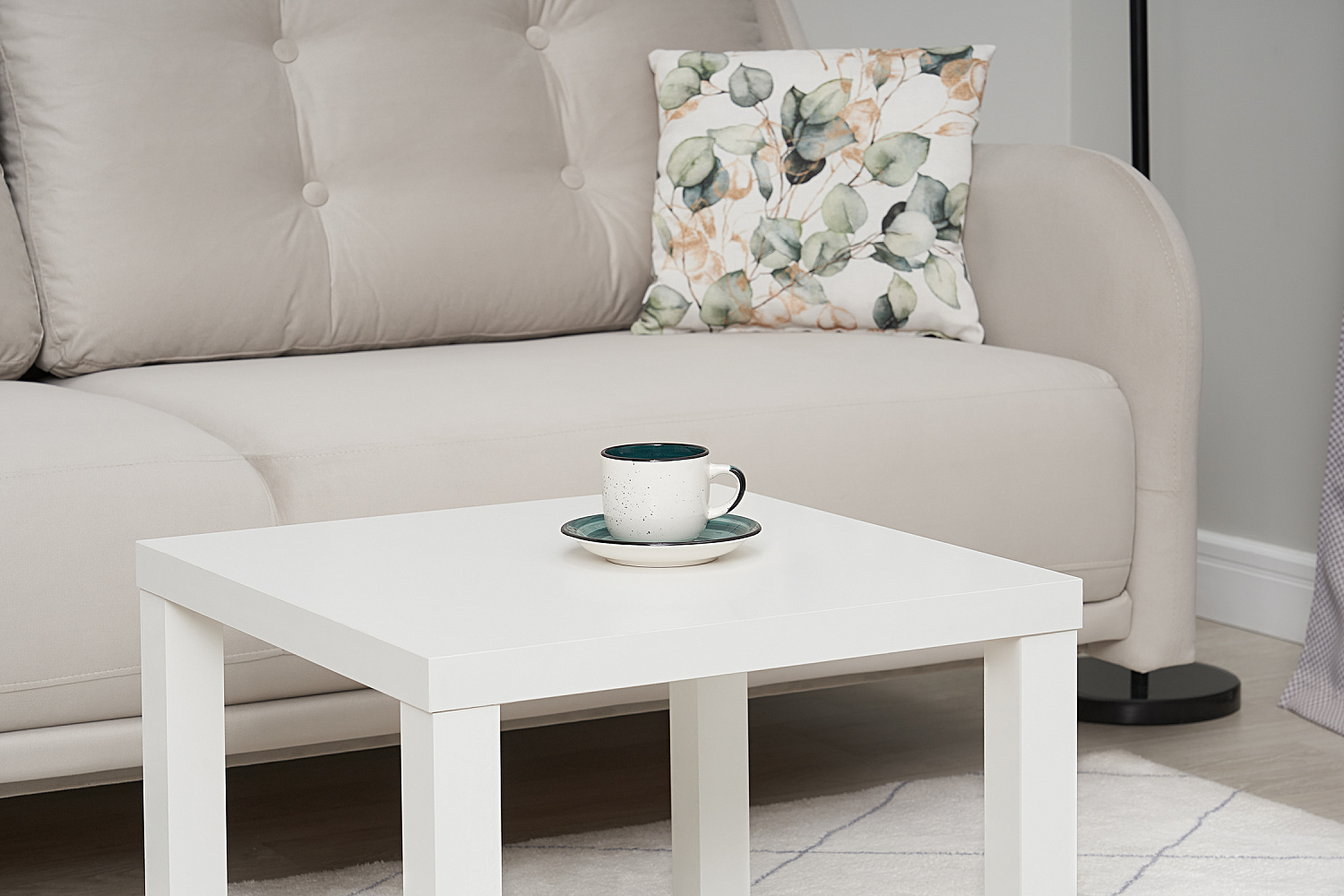 Кофейный столик белый