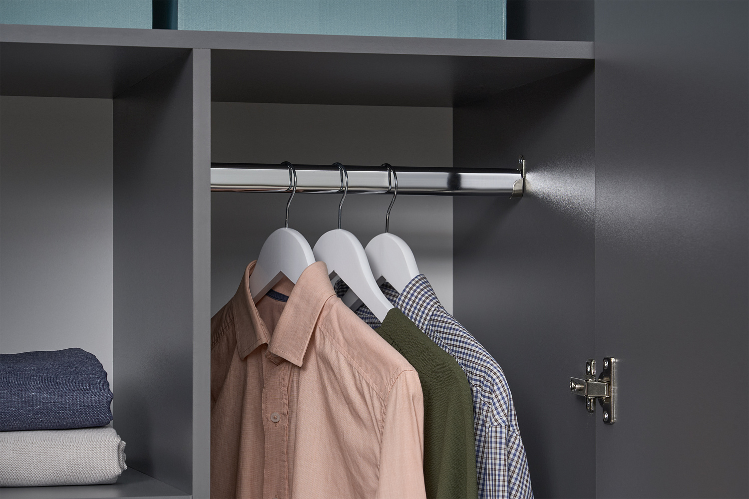 Шкаф 2-х створчатый Берген с зеркалом серый графит