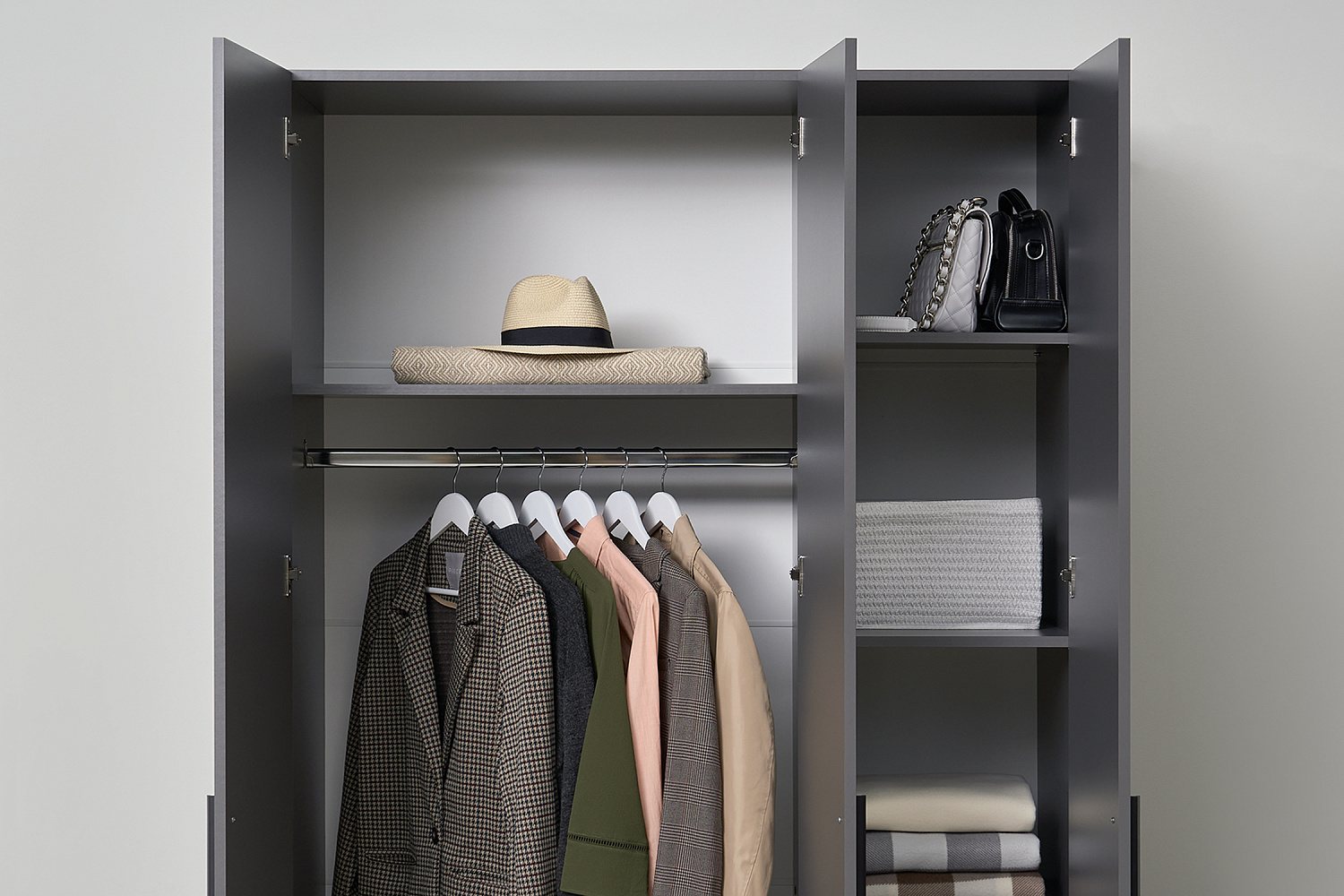 Шкаф 3-х створчатый Берген с зеркалом серый графит