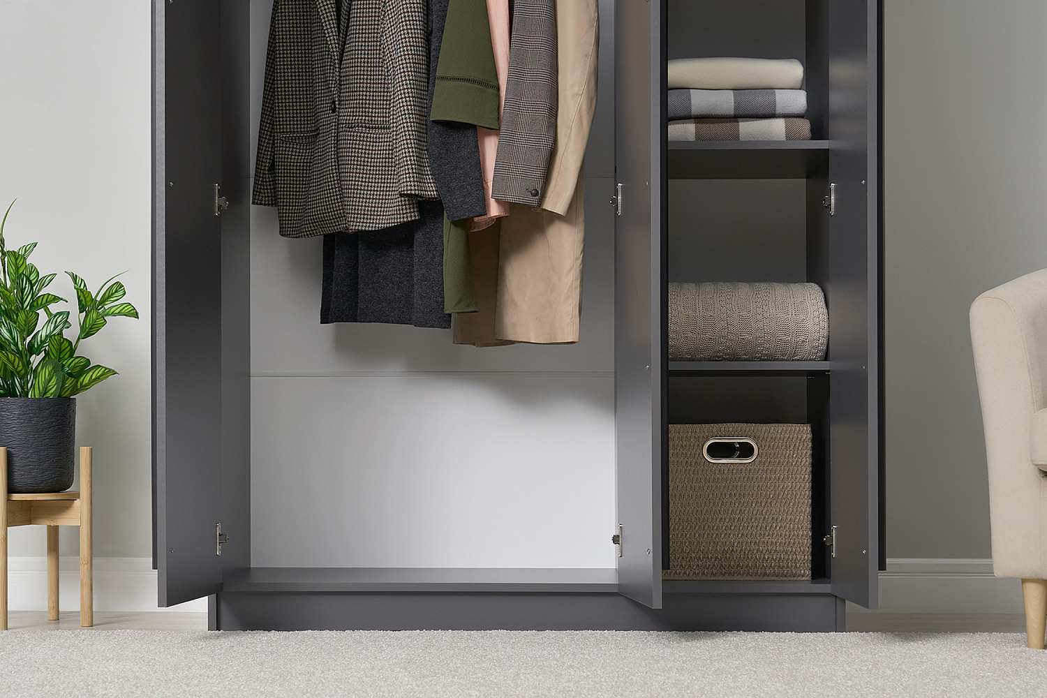 Шкаф 3-х створчатый Берген с зеркалом серый графит