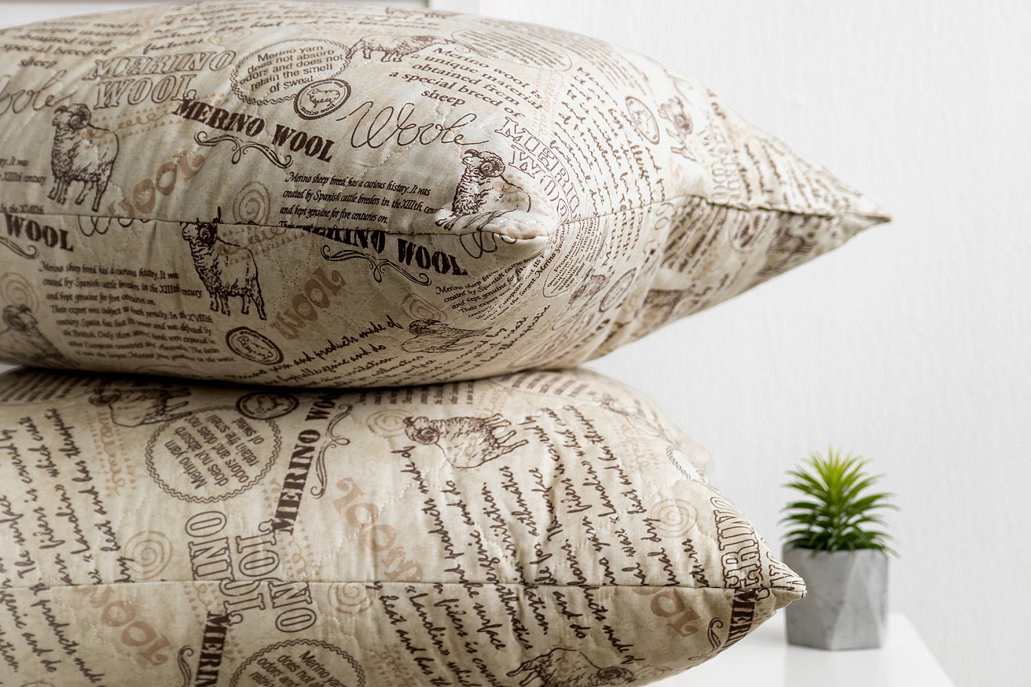 Подушка с шерстью мериноса Волшебная ночь