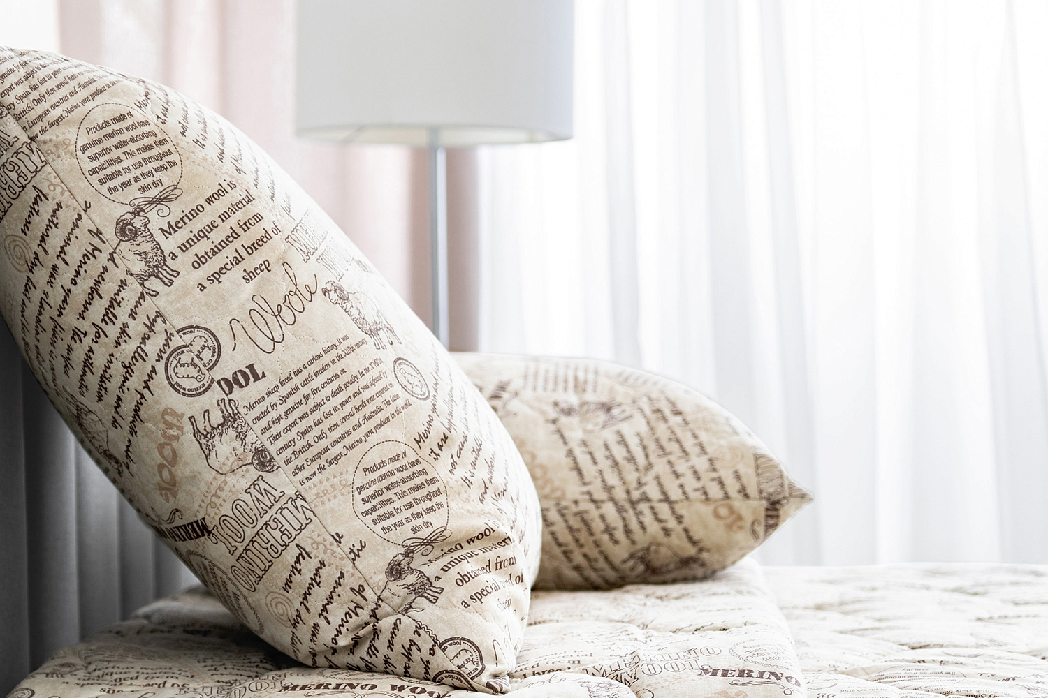 Подушка с шерстью мериноса Волшебная ночь