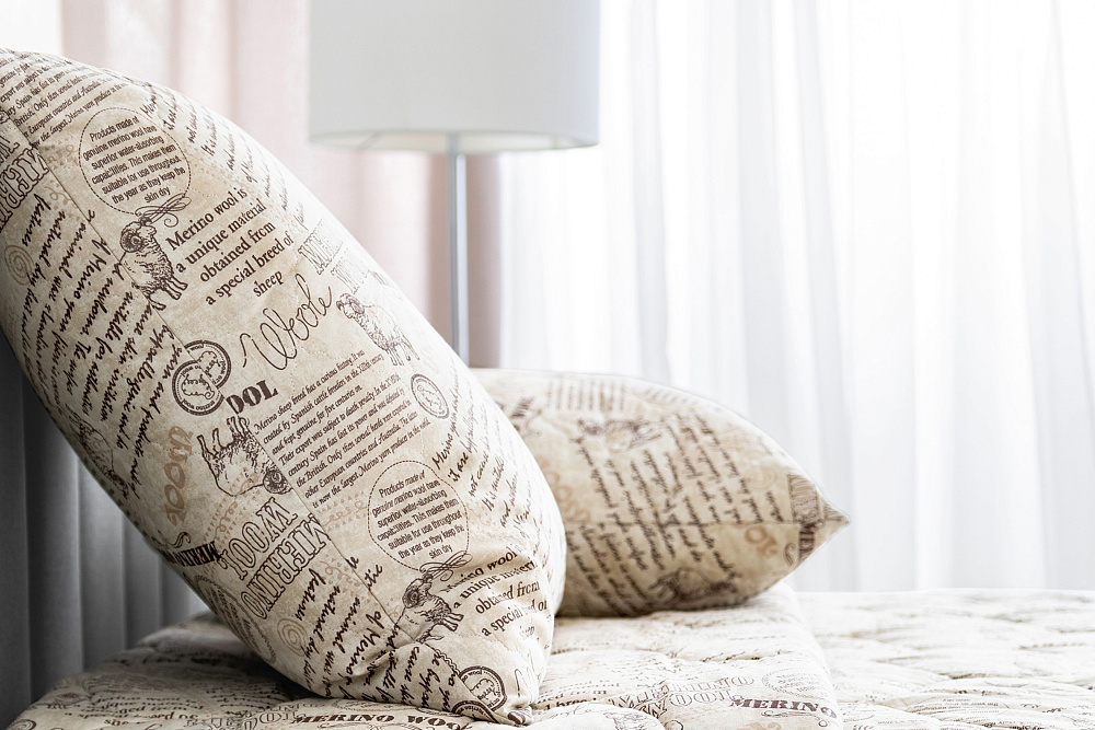 Подушка с шерстью мериноса Волшебная ночь