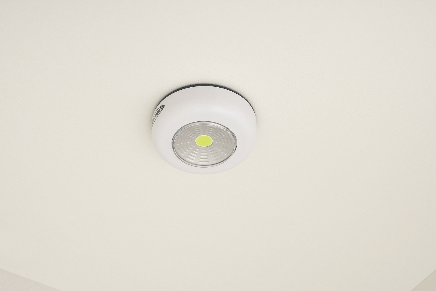 Шкаф-витрина Ливерпуль белый / ясень ваниль