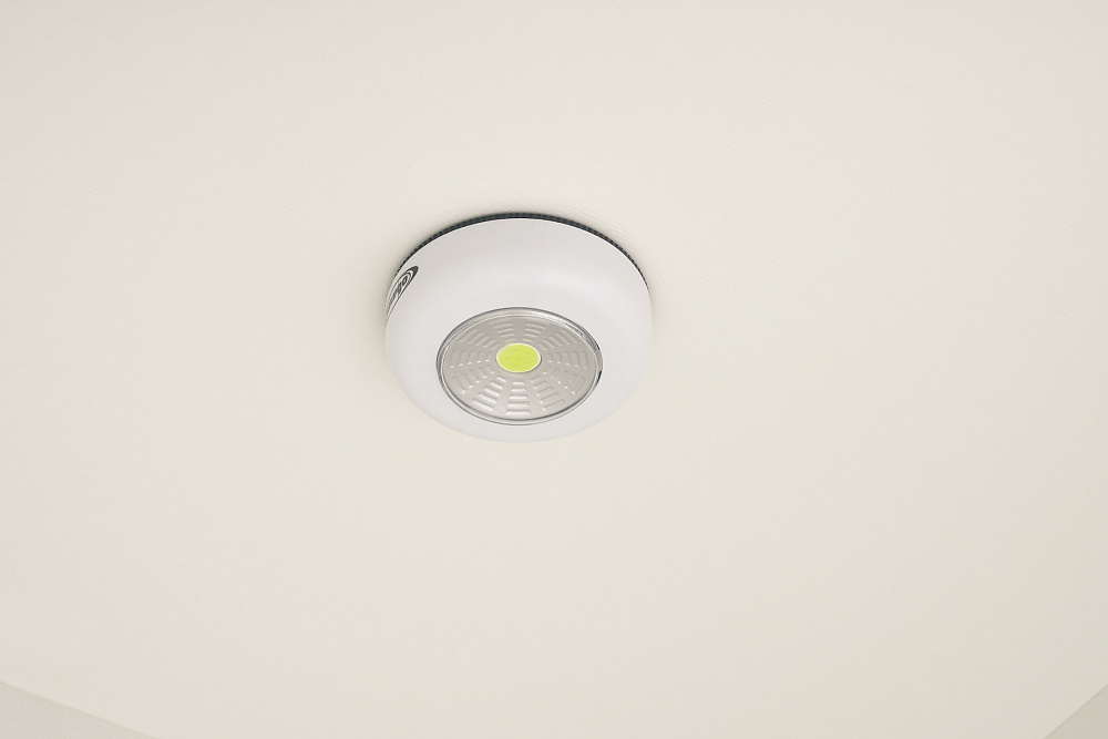 Шкаф-витрина Ливерпуль белый / ясень ваниль