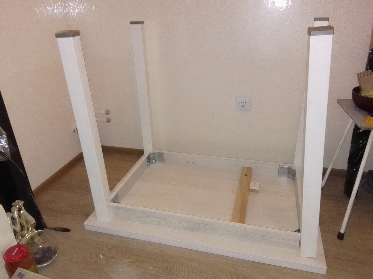 Стол обеденный белый